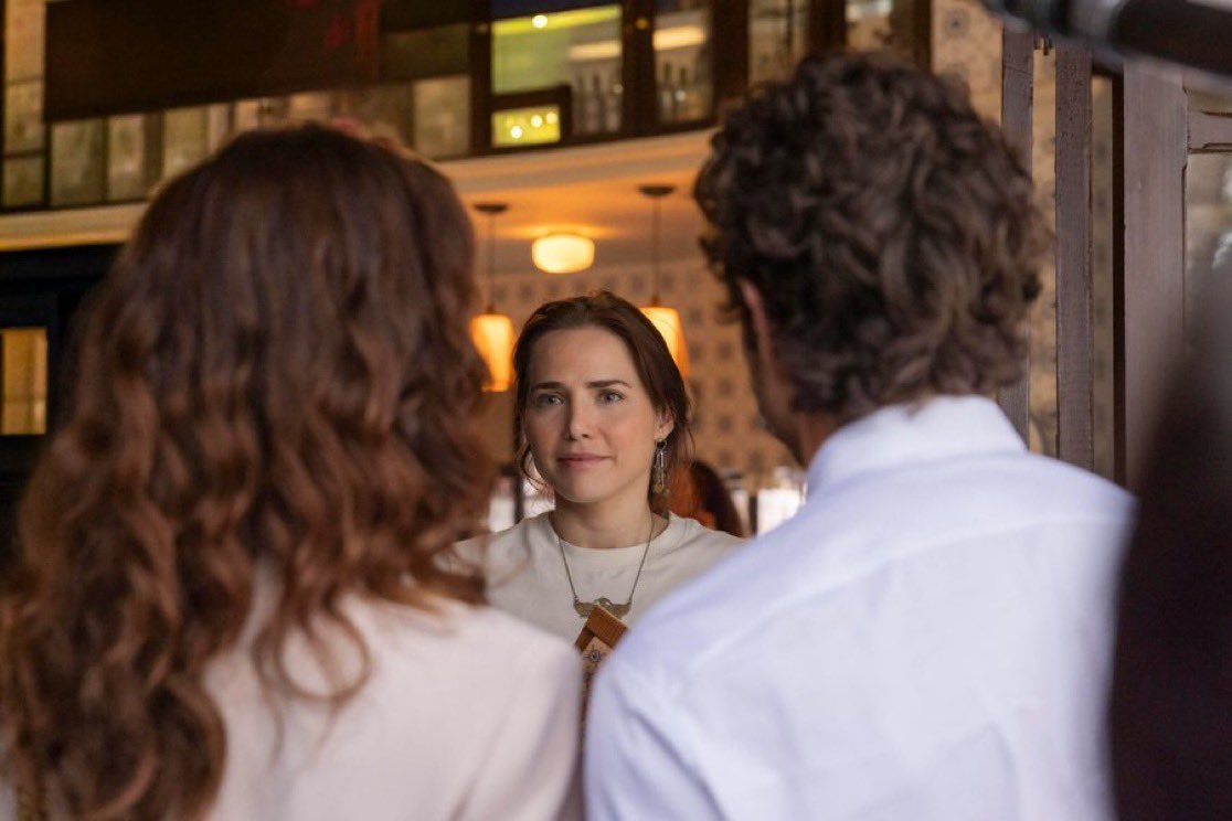 acervopedriana's tweet photo. alerta climão! spoiler do momento em que Pedro e Bruna encontram Adriana trabalhando no restaurante de Laurentino em #QuemAmaCuida https://t.co/yR4qHN8h6I