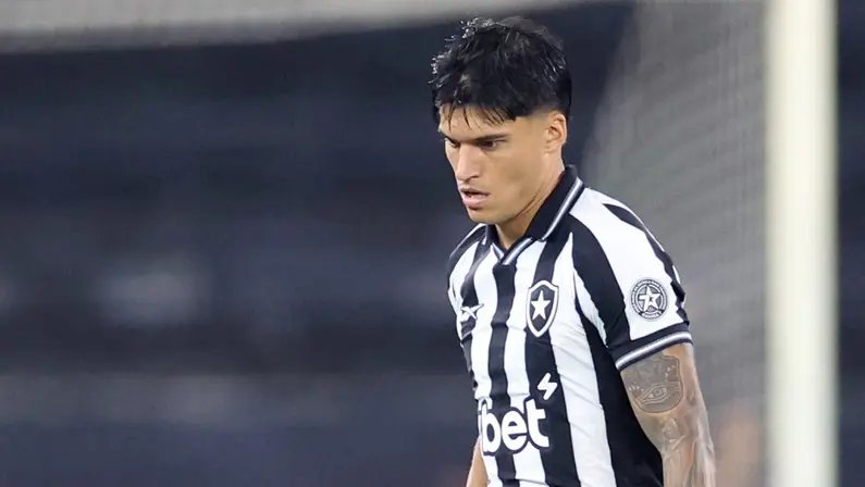 diarioalvinegr0's tweet photo. O Botafogo conseguiu avançar em um acordo para rescindir com Tucu Corrêa.

Com interesse do Estudiantes, o argentino está próximo de deixar o Glorioso.

🗞 Canal do TF | Thiago Veras https://t.co/fBt1MTXP8m