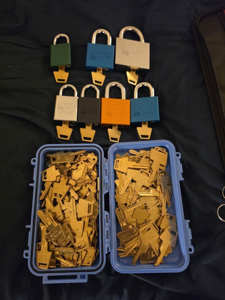 PotatoHusky's tweet photo. It would be a shame if i threw the key to your collar in a pile of keys and made you pick through them with your useless paws. Especially if that key goes to the bag locked on your head. Theres 150 identical keys in here. Not that can tell through that hood~

Better be fast puppy https://t.co/kdLukT6vfb