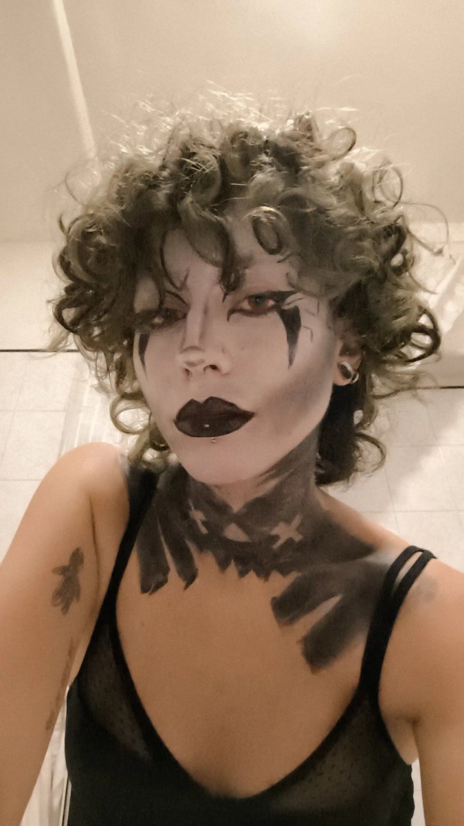 interruptedfata's tweet photo. volevo fare la versione gotica di rebecca di cyberpunk e per sbaglio ho trovato la mia vera forma https://t.co/q5zJghBP07