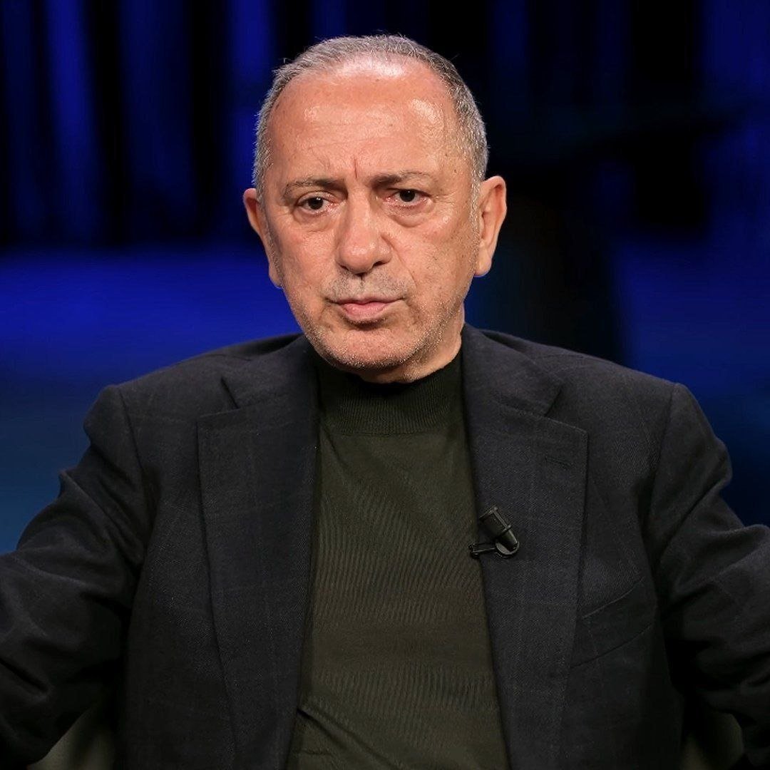 thshaber's tweet photo. Fatih Altaylı: (Erdal Beşikçioğlu'nun uyuşturucu testinin pozitif çıkması hk.)

“Ne yalan söyleyeyim, şaşırdım. Hani sanatçı, artist taifesinde biraz ‘ot’ çıkması belki kimseyi şaşırtmaz ama siyasete girmişsin, belediye başkanı seçilmişsin, bir ilçeyi temsil ediyorsun. 

Bırakırsın değil mi? Hadi o zaman bırakmadın; partin yargı kuşatması altında, her an gözaltına alınman mümkün. Hiç değilse biraz ara verirsin, yani bir nebze izanın varsa.

Erdal Beşikçioğlu’ndan alınan örneklerde esrar, Etimesgut Belediye Başkan Yardımcısı’nın testinde ise kokain pozitif çıktı. 

Yuh artık ki ne yuh, hatta höst. Siz kamu görevlisisiniz. Üstelik kuşatılmış bir partinin mensubu olarak o görevi yapmaya çalışıyorsunuz. Bu kadarı olur mu?

CHP’ye de helal olsun; nereden buldunuz bu adamları yahu? Uyuşturucu müptelasını belediye başkanı ya da başkan yardımcısı yapmayacak bir test yok mu? 

Hatta acaba belediye başkanlarından başlayarak tüm üst düzey kamu görevlilerine uyuşturucu testi mi yapılsa?”