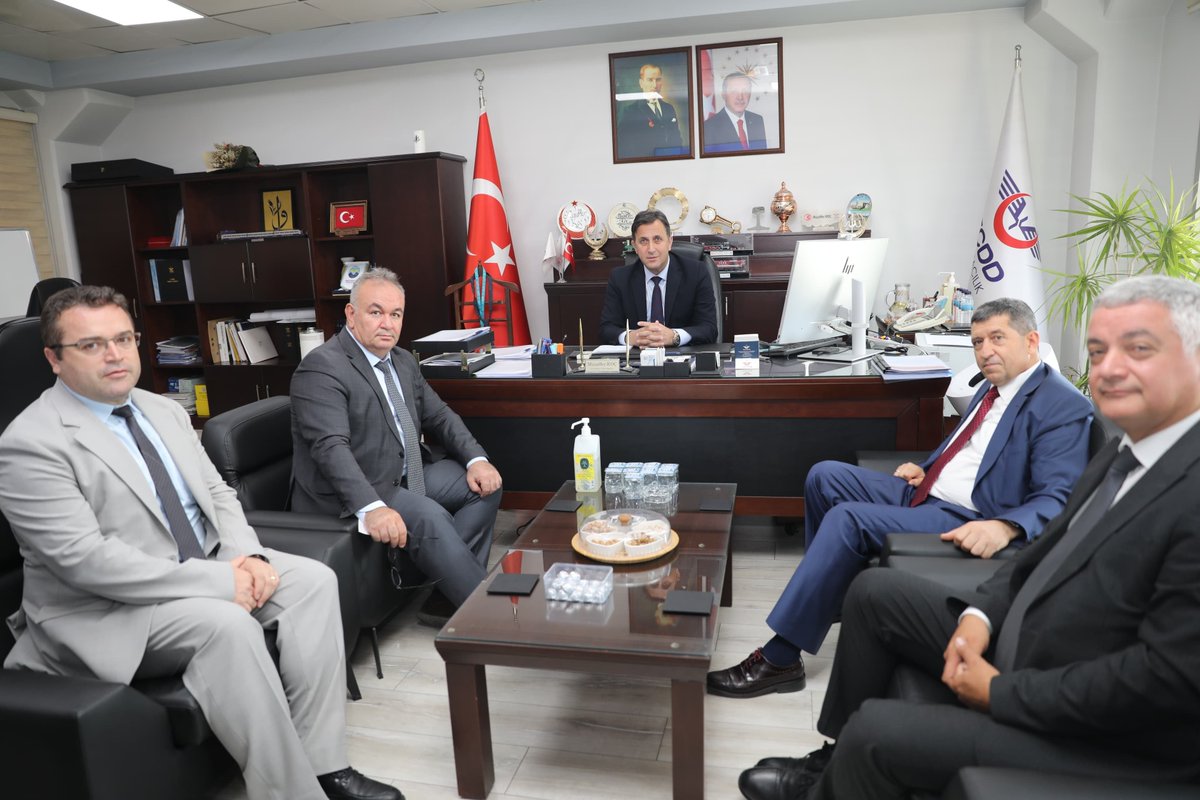 uyalcin_'s tweet photo. Araç Bakım Dairesi Başkanlığımız koordinasyonunda hayata geçirilen "Araç Bakım Süreçleri Geliştirilmesi Çalıştayı"nın çıktılarını değerlendirdiğimiz toplantımızı tamamladık. 

Gelecekteki karar süreçlerinde esas almak üzere çalıştay süresince raporladığımız ve araç bakım sistemini geliştirmek adına ortaya koyduğumuz çıktılardan yola çıkarak, önümüzdeki yılları kapsayacak stratejik eylem planını oluşturmak için verimli bir başlangıç yaptık. 

2027 yılı içerisinde stratejik eylem planımızı hayata geçirerek faaliyetlerimizi ECM (Bakımdan Sorumlu Kuruluş) gereklilikleri doğrultusunda daha etkin, izlenebilir ve sürdürülebilir bir yapıya kavuşturmayı; kurumsal bakım yönetimi yetkinliğimizi uluslararası standartlarda ve örnek gösterilen bir seviyeye taşımayı hedefliyoruz.

Araç bakım kabiliyetlerimizi önce emniyet, her zaman emniyet, koşullar ne olursa olsun emniyet diyerek sürekli geliştiriyor; bize emanet edilen demiryolu araçlarını raylarla, iş sağlığı ve güvenliği ile emniyet kültüründen taviz vermeden buluşturuyoruz.

#TürkiyeHızlanıyor 🇹🇷