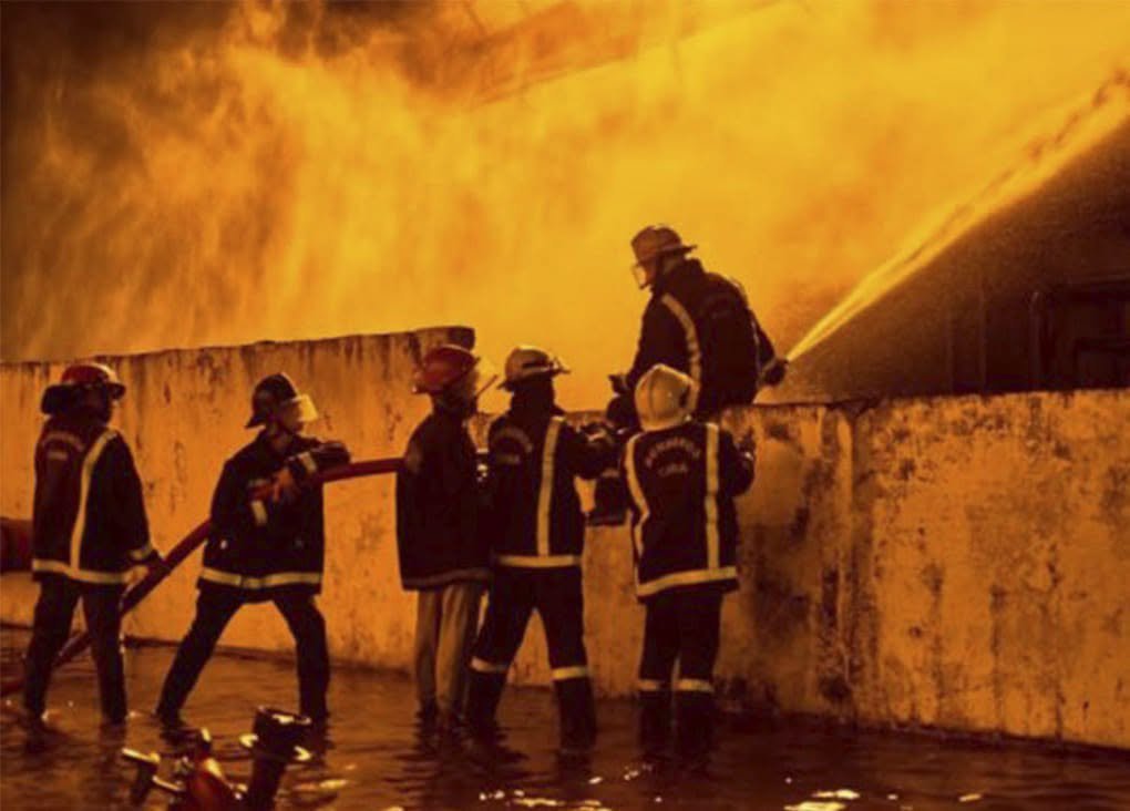 David2220002's tweet photo. Han pasado cuatro años del incendio en la Base de Supertanqueros de Matanzas, pero en la memoria colectiva del pueblo permanece intacta la huella del dolor de aquellos días terribles. 

#CubaHonra y no olvida a los valientes que cayeron en el cumplimiento del deber. https://t.co/BvIWK3jOAA