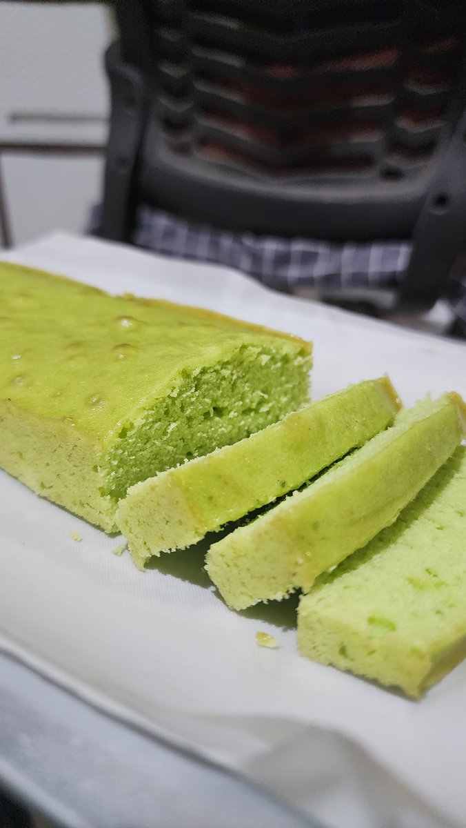 marshall_mrm's tweet photo. Pandan cake,
What cake do you like?
#cake #cooking #recipes #food #pandan #delicious https://t.co/73O7tBwd1K