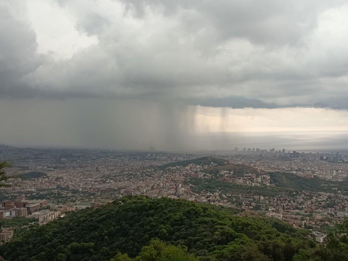 ralemsn's tweet photo. Plou a Barcelona i mar endins. https://t.co/dIaT88i0a8