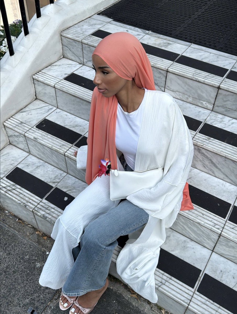 Userxgooner0's tweet photo. hoejabi showing off her sexy feet😵‍💫😵‍💫
#hoejabi #hijabifeet #hijabi #feet #beurettevidéos https://t.co/buaDVd7Y28