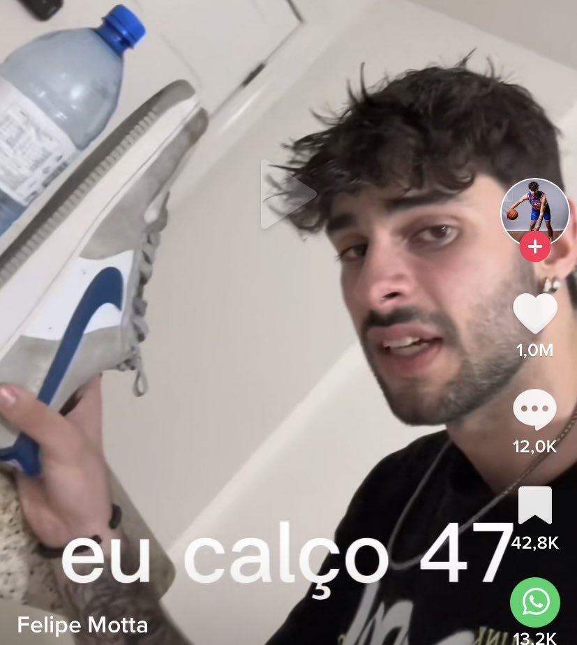 borvior's tweet photo. então meu pé 44 pra tênis e havaianas 45/46 nem é tão grande assim https://t.co/6M6eCTslRw