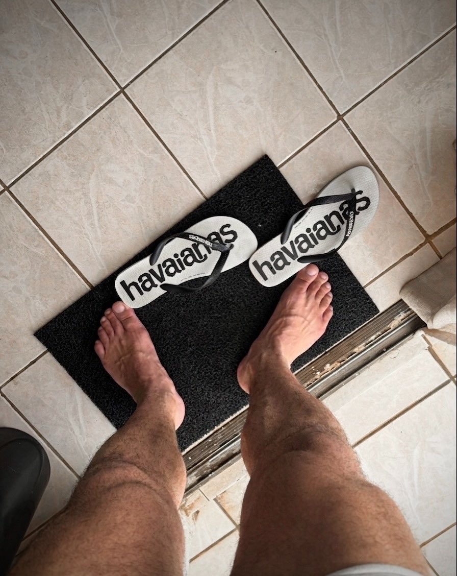 borvior's tweet photo. então meu pé 44 pra tênis e havaianas 45/46 nem é tão grande assim https://t.co/6M6eCTslRw