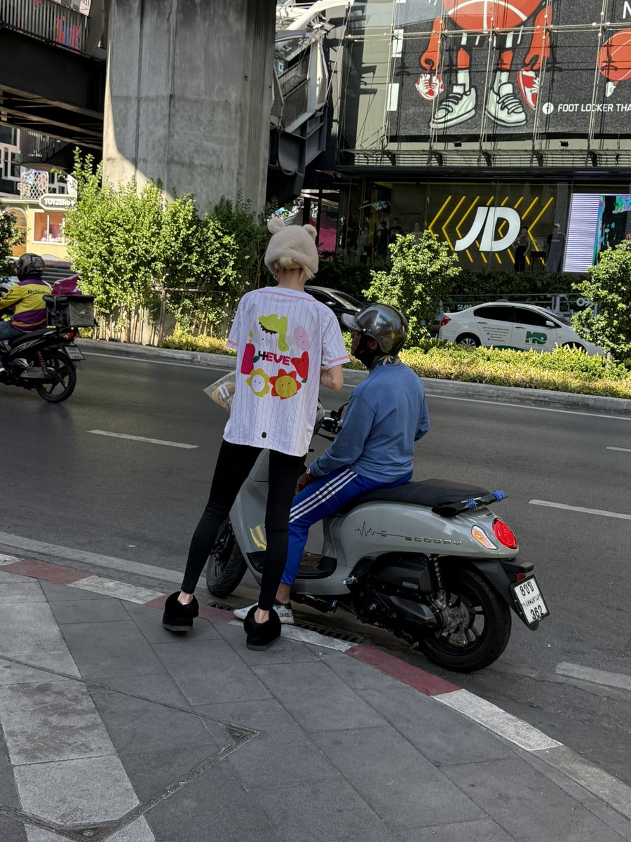 Luschers_'s tweet photo. พบเจอได้ตามถนนจริงๆ นี่ก็เคยเจอตอนไปงานแฟนไซน์ ตอนแรกไม่ได้คิดว่าเป็นแฮนน่า แต่พอเห็นเสื้อเท่านั้นแหละ55555555555555555555555555555 https://t.co/0qbkltXSMM