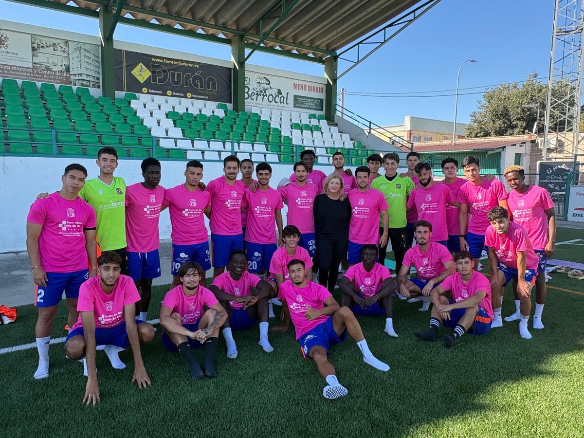 MORALO_CP's tweet photo. 💚 Trabajo invisible, rendimiento visible.

Hoy hemos contado con una visita muy especial en nuestro entrenamiento. Juana Olmos, monitora de Pilates, ha dirigido una sesión para nuestra plantilla, trabajando aspectos fundamentales como la movilidad, la estabilidad, el control corporal y la prevención de lesiones.

Seguimos sumando herramientas para que nuestros jugadores lleguen en las mejores condiciones al inicio de la temporada.

¡Muchas gracias, Juana, por compartir tu experiencia con nosotros! 💪⚽️