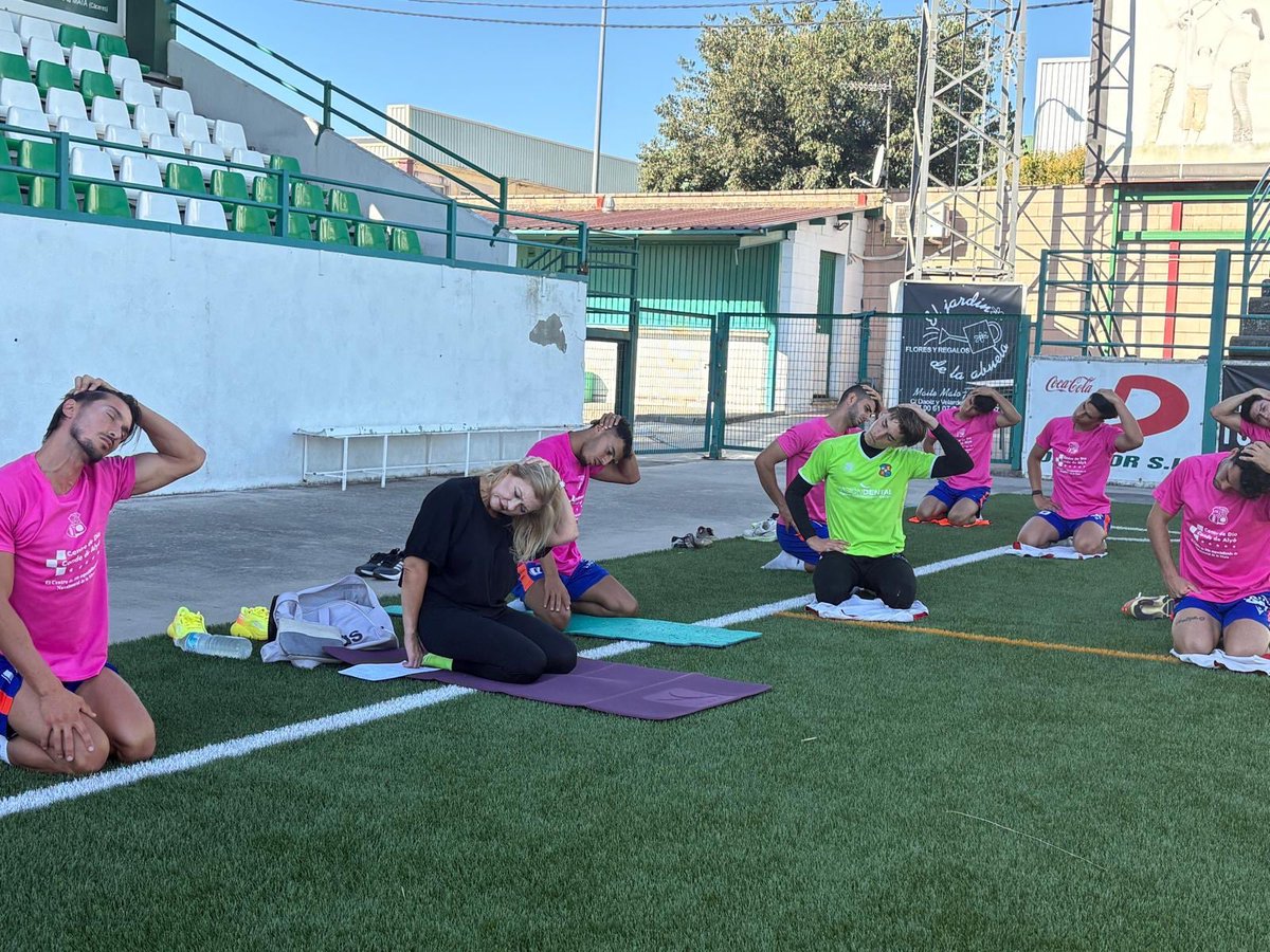 MORALO_CP's tweet photo. 💚 Trabajo invisible, rendimiento visible.

Hoy hemos contado con una visita muy especial en nuestro entrenamiento. Juana Olmos, monitora de Pilates, ha dirigido una sesión para nuestra plantilla, trabajando aspectos fundamentales como la movilidad, la estabilidad, el control corporal y la prevención de lesiones.

Seguimos sumando herramientas para que nuestros jugadores lleguen en las mejores condiciones al inicio de la temporada.

¡Muchas gracias, Juana, por compartir tu experiencia con nosotros! 💪⚽️