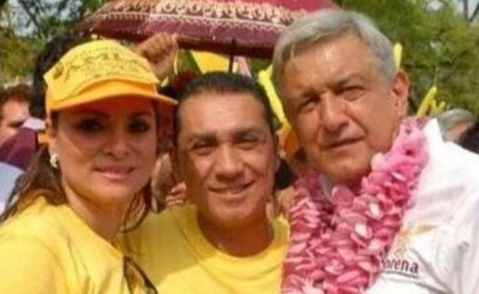 TonyPallmer's tweet photo. No te hagas pendeja, @CitlaHM.

También falta el mayate de Macuspana que está en la foto. Ya encerraron al ex presidente de Iguala, ahora el ex gobernador de Guerrero; ya nada más falta el mayate de Monsiváis. https://t.co/Psg6uUU0CQ