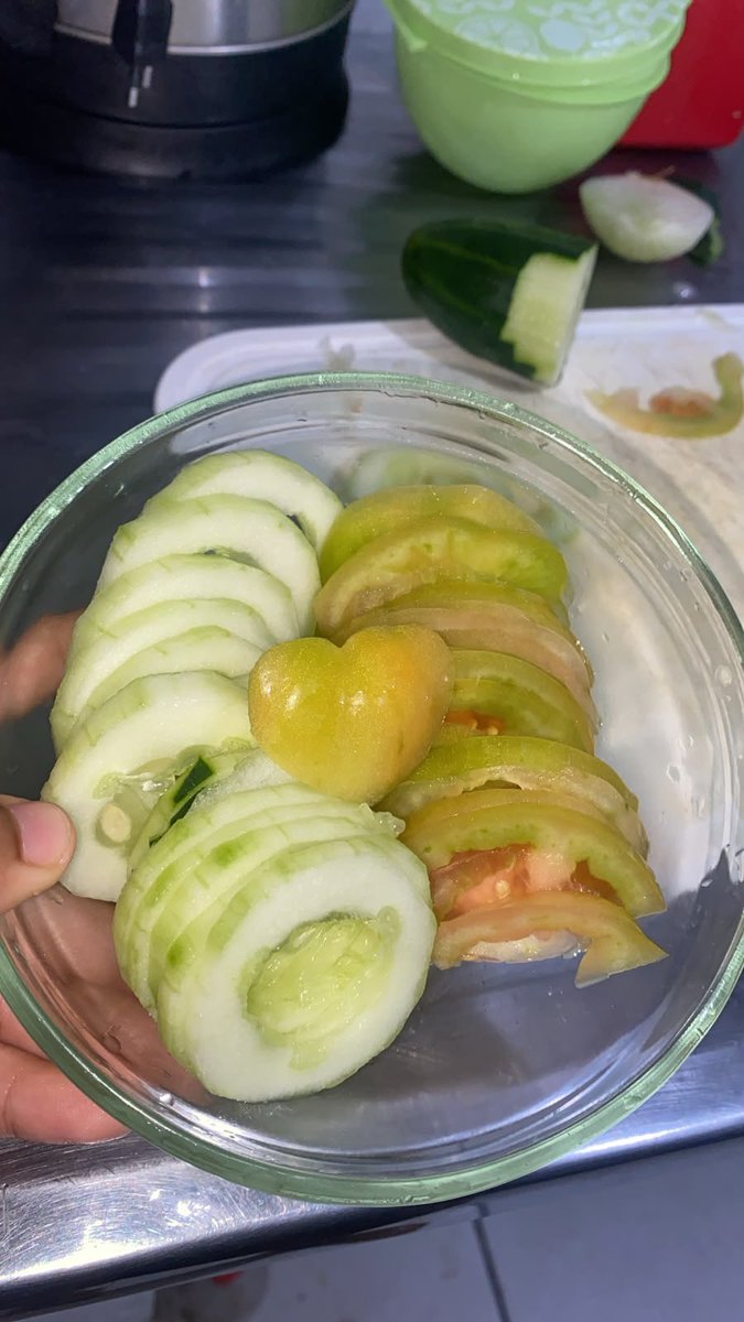 Rai0oz's tweet photo. Meu tomate fez formato de coração 😔🤚🏾 não quero mais comer pq ficou bonitinho.
Lembrei q a @privsluiv  não gosta de pepino??????????????????? Pepino e tomate sendo a dupla quase imbatível das saladas! Perdendo apenas para o vinagrete https://t.co/oUZhP46pxk