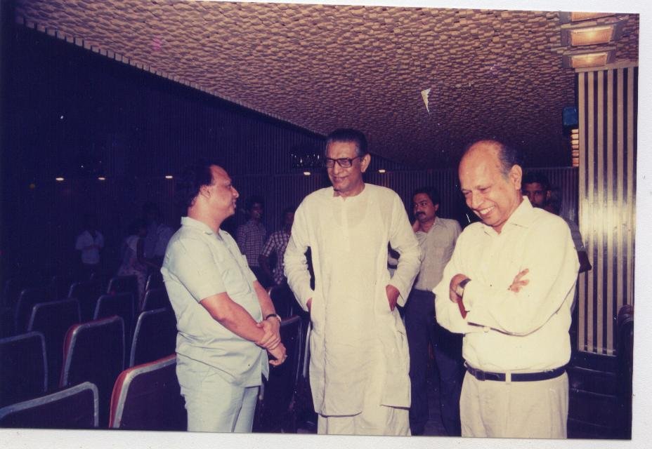 GAURANGFILMS's tweet photo. Vintage! 

Founder of @GAURANGFILMS Shri #RAJalan with Shri #SatyajitRay &amp; Shri #TapanSinha at @Nandan, during the premiere of #AajKaRobinhood.

#Throwback https://t.co/1VYXwxgWXD