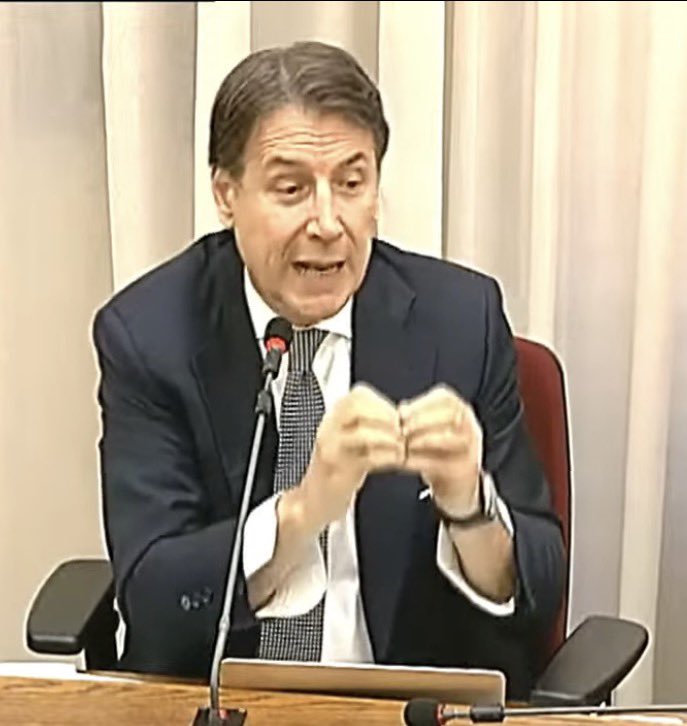 LucioMalan's tweet photo. @GiuseppeConteIT sta dicendo che il Greenpass non era obbligo vaccinale. Perché “tu sei libero di avere le tue convinzioni sul vaccino, ma poi non puoi pretendere di andare al ristorante, al cinema…” Mi sono permesso di aggiungere: “… di lavorare”. Si è molto contrariato! Per lui impedire di lavorare a chi non si vaccina non è obbligare. Supponendo uno stipendio di 1500€ al mese, impedire di lavorare è come dare una multa di 1500€ al mese. Con questo parametro, tutto ciò che è punito con multe fino a 1500€ non è vietato: non è vietato passare con il rosso, guidare contromano, superare il limite di velocità, parcheggiare nei posti dei disabili…