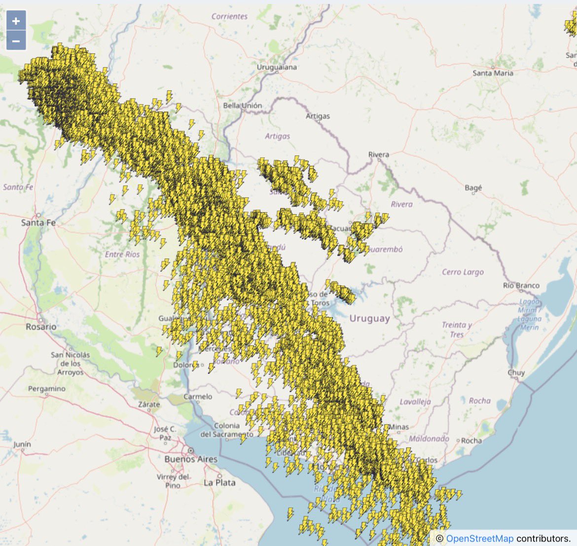 metsul's tweet photo. ⚡️AGORA | Mapa de raios das 14h desta quinta mostra linha de tempestades com mais de 700 km de extensão entre Argentina e Uruguai e que avança com tempo severo para o Rio Grande do Sul. Acompanhe os raios em https://t.co/JSCib3FUN7 e leia os alertas em https://t.co/cCRIo33qLf. https://t.co/gIyD4mA7KH