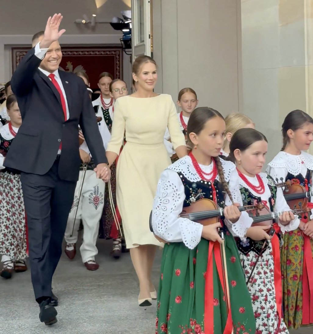 obserwatorXXXX's tweet photo. Ten facet uwierzył już we własną wielkość. Myśli, że jest Ukochanym Przywódcą ‼️

Ta wiara będzie go pchała do kombinowania, jak pozostać dożywotnio w Pałacu Prezydenckim - niczym Łukaszenka czy Putin. Będzie więc działał w dwóch kierunkach. Po pierwsze, potrzebuje Polexitu. Po drugie, potrzebuje większości konstytucyjnej.

Niestety oba te cele znajdują się w zasięgu prawicy, którą Nawrocki będzie próbował zjednoczyć pod swoim patronatem.

Tak więc, Demokraci, to nie są żarty. Celem Nawrockiego nie jest odejście na emeryturę po jednej czy dwóch kadencjach. Bycie „Ukochanym Przywódcą” już za bardzo mu się spodobało.