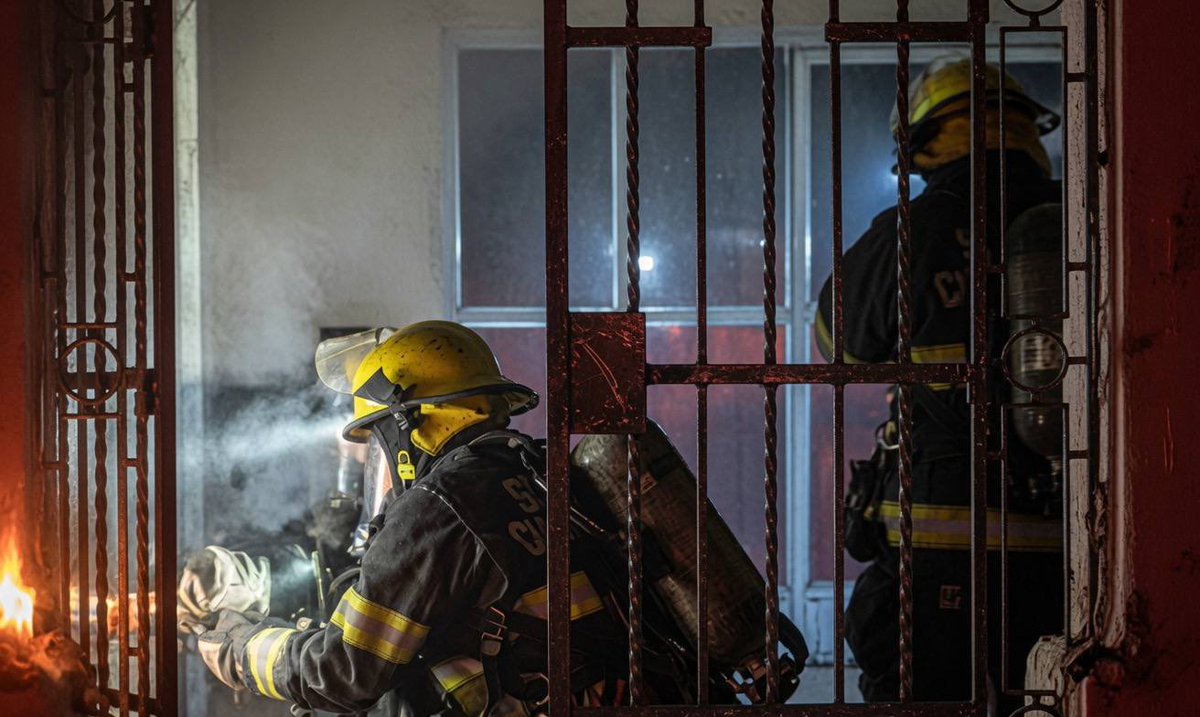 JaliscoRojo's tweet photo. En la Av. Republica No.786 y Aquiles Serdán en el municipio de Guadalajara a las 04:00 horas de hoy se incendio una vivienda y el fuego se propago en tres habitaciones, un hombre de la tercera edad murió calcinado  mientras dormía. Se desconoce que provocó el incendio. https://t.co/xNlulWap5C