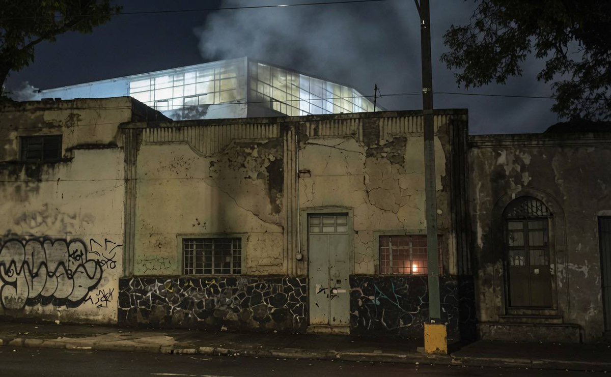 JaliscoRojo's tweet photo. En la Av. Republica No.786 y Aquiles Serdán en el municipio de Guadalajara a las 04:00 horas de hoy se incendio una vivienda y el fuego se propago en tres habitaciones, un hombre de la tercera edad murió calcinado  mientras dormía. Se desconoce que provocó el incendio. https://t.co/xNlulWap5C