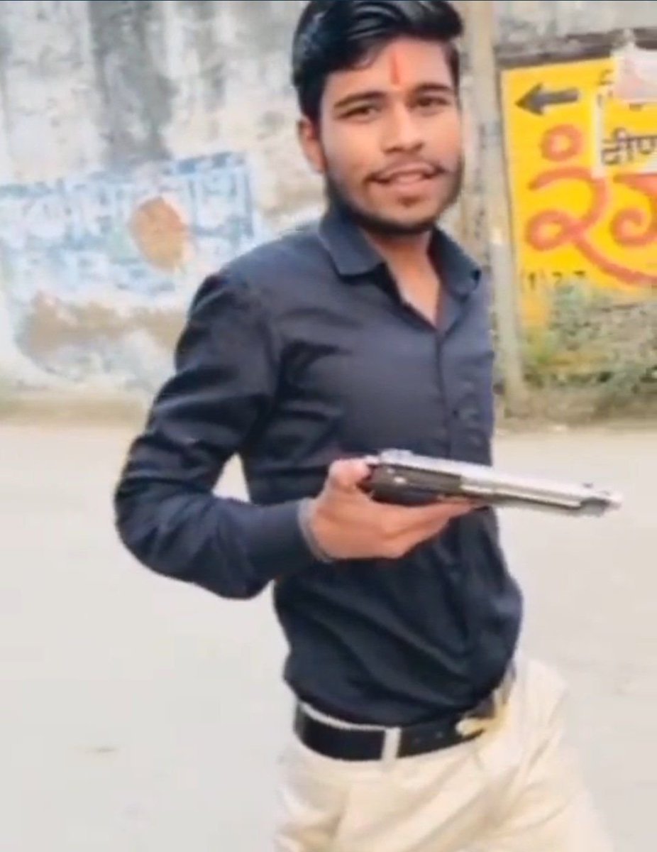 loginrajeevv's tweet photo. कानपुर लालबांगला के आपराधिक पृष्ठभूमि वाले रामजी तिवारी ने खबर चलाने के चलते पत्रकार दिवाकर पाठक पर जानलेवा हमला किया

तिवारी पर चकेरी थाने में गंभीर धाराओं में मामला दर्ज है, सोशल मीडिया पर अवैध असलहों के साथ उसकी तस्वीरें वायरल हुई थीं
चकेरी पुलिस ने आरोपी को किया गिरफ्तार https://t.co/kTEtShijGv
