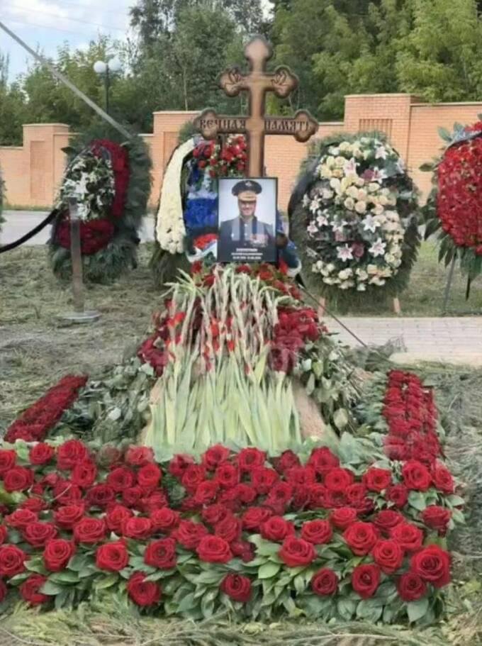 silupescu's tweet photo. E il cerchio è chiuso.
La seconda fossa nel Cimitero dei Generali era per l'ex comandante delle truppe russe in Transnistria, attuale comandante della 49^ armata impiegata presso Kherson, Valerij Plokhotnjuk.
Fare il generale ai tempi di Putin è un mestiere ad altissimo rischio. https://t.co/EcrGC2M18Q