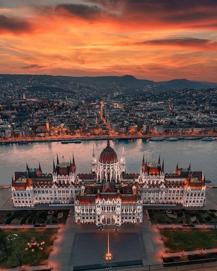 _travel__vibes's tweet photo. Budapest, Hungary 🇭🇺 https://t.co/hUVzIHtOV0