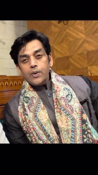 genzvoicee's tweet photo. Q: "Who's your favourite politician from BJP?"
RaGa: Makes Ravi Kishan face instead. 😭. #askrg https://t.co/0kWiuXjyvW