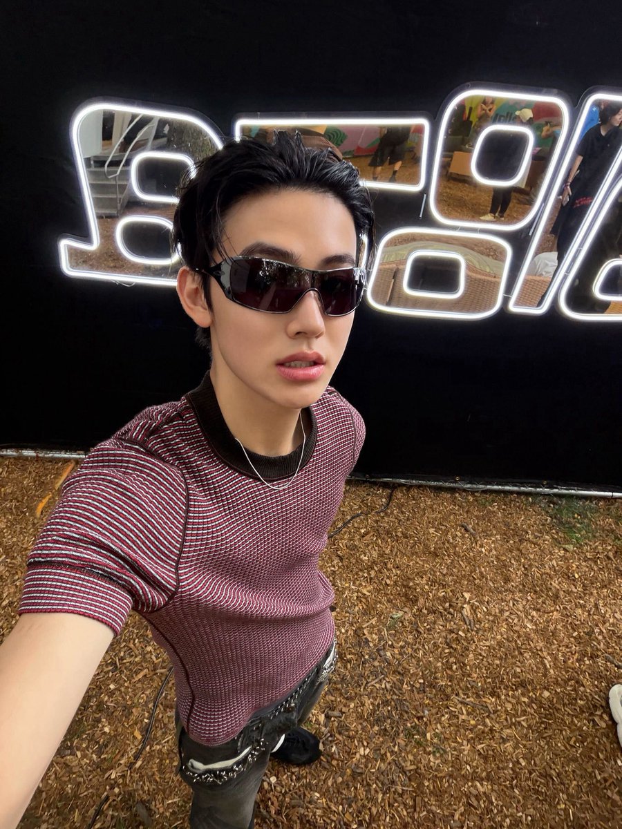 5thrchv's tweet photo. yan ka na naman eh. palibhasa kasi, alam na alam mo kung pano ako kunin eh. isang ngiti, isang kanta, isang yakap, isang sorry, wala! umiikot na uli yung mundo ko. tangina eom! ang talino kong tao, pero pag dating sayo ewan ko natatanga ako. https://t.co/ZZjlgjsGM9