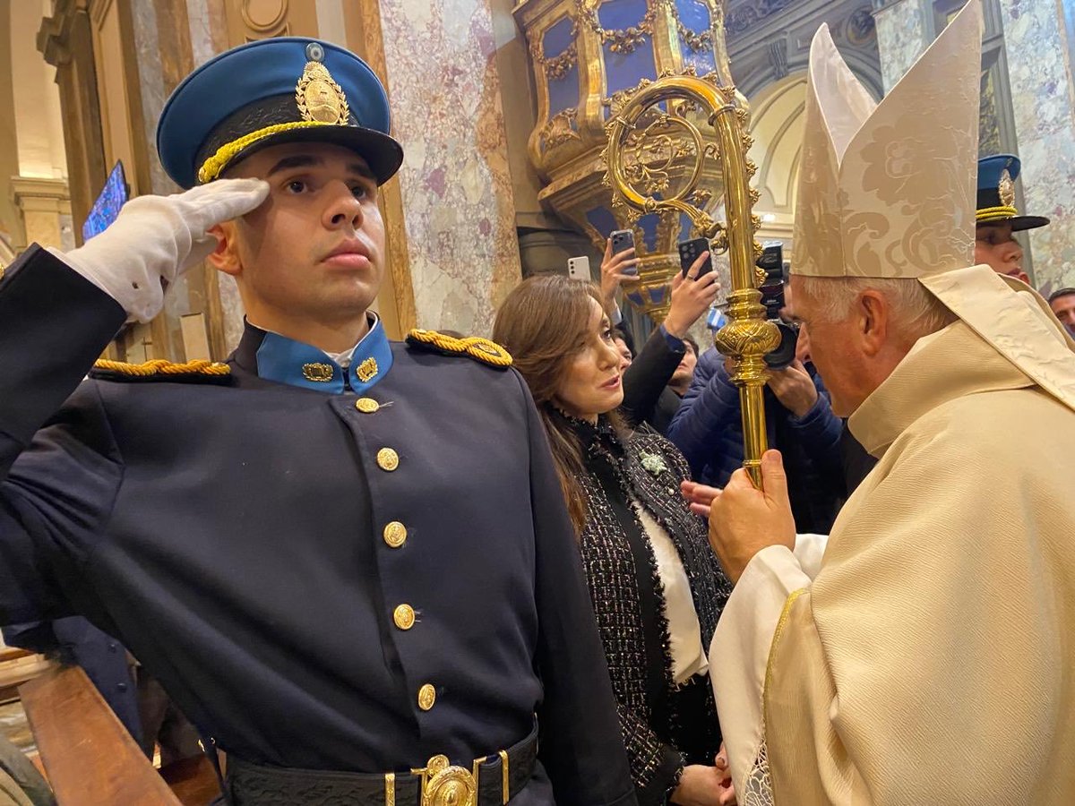 villarruelarmy_'s tweet photo. 🇦🇷 | La Vicepresidente, Victoria Villarruel, participó de la ceremonia de bienvenida al nuevo nuncio apostólico en la Argentina, monseñor Michael Wallace Banach, quien inició formalmente su misión diplomática en el país. 

👉🏻 El acto se realizó en la Catedral Metropolitana, horas antes del inicio de la sesión en el Senado.