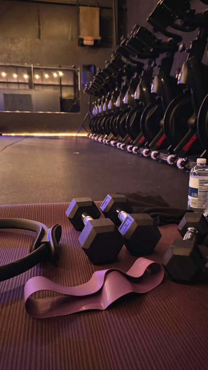 GalleryofLiv's tweet photo. ୨୧ ⋆𐙚₊˚ Nos vinimos un ratito al gym.

#rol #fake #fakeland https://t.co/KgUqOlghvd