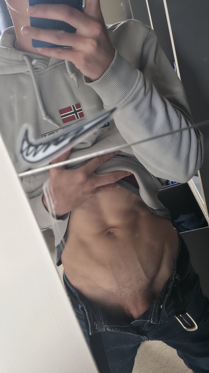 Johnathan26J's tweet photo. Anyone else prefer not to wear underwear? 😍
#twink #gay #hung https://t.co/rswHDkjNcc