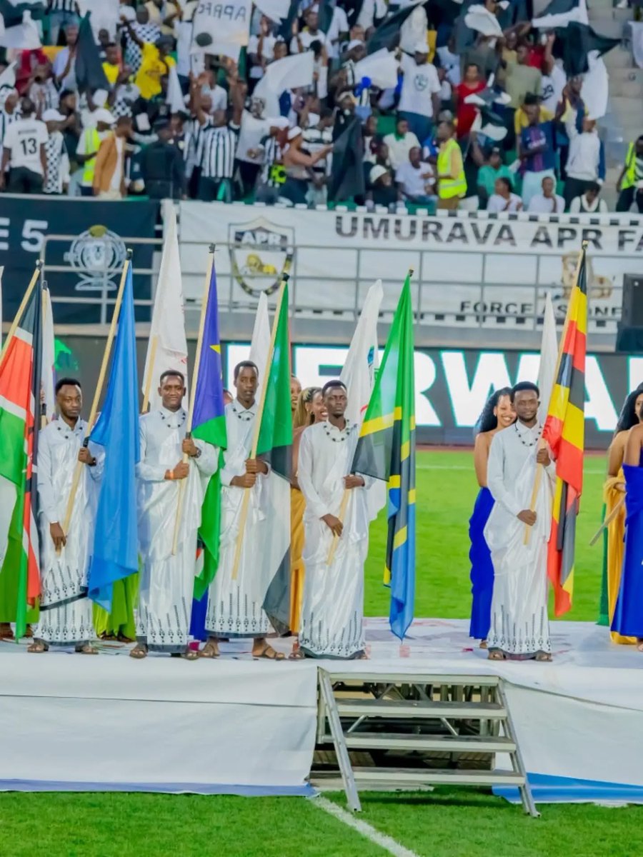MickyJnr__'s tweet photo. Mu gihe twitegura umukino wa nyuma wa CECAFA Kagame Cup 2026 ejo, ni umwanya wo gushimira no kwishimira urugendo rw’amarushanwa atazibagirana. 

Rwanda, murakoze cyane. 🇷🇼❤️

Urukundo, ishyaka n’umurava Abanyarwanda bagaragaje muri iri rushanwa byari ibintu bidasanzwe. Umukino ku wundi, ibibuga byuzuraga abafana, bagaragaza ko umupira w’amaguru ari ishema, ubumwe n’umunezero ku bantu b’akarere.

Turashimira amakipe yose yitabiriye iri rushanwa. Buri kipe yatanze ibishoboka byose, igaragaza ubwitange, ubuhanga n’umwuka wo guhatanira intsinzi. 👏🏾

Ndashimira by’umwihariko Nyakubahwa Perezida wa Repubulika y’u Rwanda, Paul Kagame, ku nkunga n’uruhare akomeje kugira mu guteza imbere siporo mu Rwanda no mu karere.

Ndashimira kandi Perezida w’Ishyirahamwe ry’Umupira w’Amaguru mu Rwanda (FERWAFA), Fabrice Shema, ku kwakira neza abashyitsi no gutegura neza iri rushanwa.

Ndashimira by’umwihariko Perezida wa CECAFA, Paulos Weldehaimanot Andemariam, ndetse n’Ishyirahamwe ry’Umupira w’Amaguru rya Eritrea ku cyerekezo n’ubuyobozi bari kugaragaza.

Uyu mwaka watweretse ko CECAFA Kagame Cup ifite ubushobozi bwo gukura ikagera ku rwego rwo hejuru kurushaho. Umugambi wo kongera umubare w’amakipe azitabira, gutumira amakipe yo mu zindi mpuzamashyirahamwe nka COSAFA na WAFU, ndetse no kongera ibihembo by’amafaranga, ushobora gutuma iri rushanwa rirushaho gukomera.

Inyota n’inyungu abafana bagaragaje muri uyu mwaka ni ikimenyetso gikomeye cy’uko umupira w’amaguru wo muri Afurika ufite ejo hazaza heza.

Njye ku giti cyanjye, ndishimira kuba narabaye hano kuva ku munsi wa mbere kugeza ku mukino wa nyuma, mbona amateka yandikwa.

Murakoze cyane Rwanda ku bwakiriye n’urukundo mwatweretse. 

Tuboneyeho kwitegura umukino wa nyuma… amateka arategereje. 

#CECAFAKagameCup #AfricanFootball #VisitRwanda