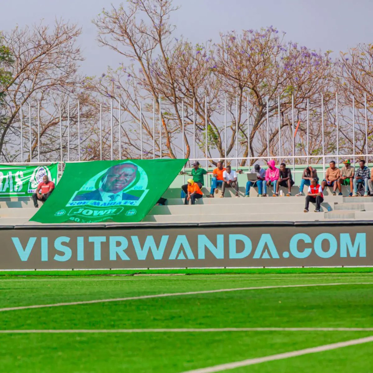 MickyJnr__'s tweet photo. Mu gihe twitegura umukino wa nyuma wa CECAFA Kagame Cup 2026 ejo, ni umwanya wo gushimira no kwishimira urugendo rw’amarushanwa atazibagirana. 

Rwanda, murakoze cyane. 🇷🇼❤️

Urukundo, ishyaka n’umurava Abanyarwanda bagaragaje muri iri rushanwa byari ibintu bidasanzwe. Umukino ku wundi, ibibuga byuzuraga abafana, bagaragaza ko umupira w’amaguru ari ishema, ubumwe n’umunezero ku bantu b’akarere.

Turashimira amakipe yose yitabiriye iri rushanwa. Buri kipe yatanze ibishoboka byose, igaragaza ubwitange, ubuhanga n’umwuka wo guhatanira intsinzi. 👏🏾

Ndashimira by’umwihariko Nyakubahwa Perezida wa Repubulika y’u Rwanda, Paul Kagame, ku nkunga n’uruhare akomeje kugira mu guteza imbere siporo mu Rwanda no mu karere.

Ndashimira kandi Perezida w’Ishyirahamwe ry’Umupira w’Amaguru mu Rwanda (FERWAFA), Fabrice Shema, ku kwakira neza abashyitsi no gutegura neza iri rushanwa.

Ndashimira by’umwihariko Perezida wa CECAFA, Paulos Weldehaimanot Andemariam, ndetse n’Ishyirahamwe ry’Umupira w’Amaguru rya Eritrea ku cyerekezo n’ubuyobozi bari kugaragaza.

Uyu mwaka watweretse ko CECAFA Kagame Cup ifite ubushobozi bwo gukura ikagera ku rwego rwo hejuru kurushaho. Umugambi wo kongera umubare w’amakipe azitabira, gutumira amakipe yo mu zindi mpuzamashyirahamwe nka COSAFA na WAFU, ndetse no kongera ibihembo by’amafaranga, ushobora gutuma iri rushanwa rirushaho gukomera.

Inyota n’inyungu abafana bagaragaje muri uyu mwaka ni ikimenyetso gikomeye cy’uko umupira w’amaguru wo muri Afurika ufite ejo hazaza heza.

Njye ku giti cyanjye, ndishimira kuba narabaye hano kuva ku munsi wa mbere kugeza ku mukino wa nyuma, mbona amateka yandikwa.

Murakoze cyane Rwanda ku bwakiriye n’urukundo mwatweretse. 

Tuboneyeho kwitegura umukino wa nyuma… amateka arategereje. 

#CECAFAKagameCup #AfricanFootball #VisitRwanda