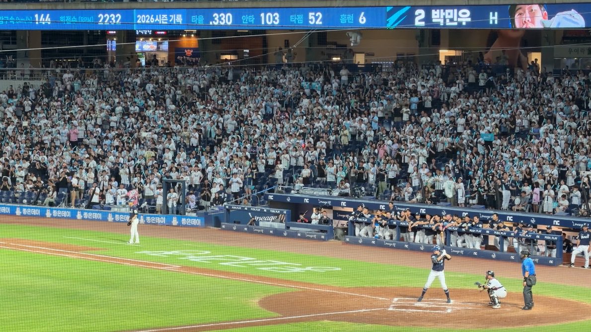melumii2's tweet photo. no 관광 only 야구... 🦕⚾️ https://t.co/RzJJwlJrK2