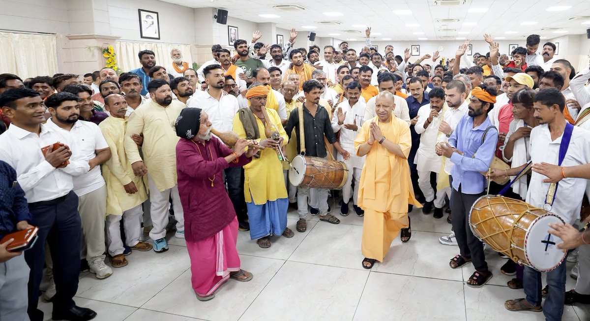 RawatXmp's tweet photo. घुमंतू विकास बोर्ड के गठन के उपलक्ष्य में मा. मुख्यमंत्री योगी आदित्यनाथ जी को विमुक्त एवं घुमन्तू समाज द्वारा धन्यवाद ज्ञापन कार्यक्रम में शामिल हुआ।
इस कार्यक्रम में घुमन्तू समाज के लोगों ने मा०मुख्यमंत्री जी को गदा,अंगवस्त्र भेंट कर आभार व्यक्त किया। https://t.co/KeMzVRHcIN