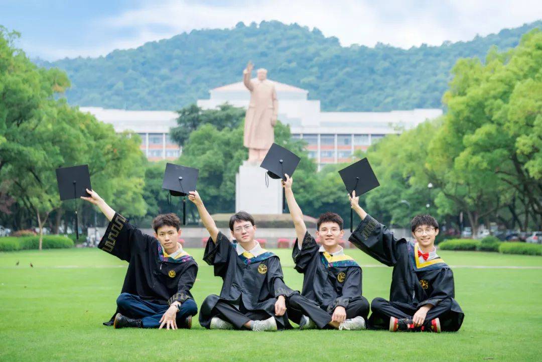 VREMENI___NET's tweet photo. Graduation check: diploma in hand, friends by my side, and a lifetime of messy adventures ahead  The best chapter ends, but the next one’s already full of excitement. https://t.co/ZHTfpuF91R