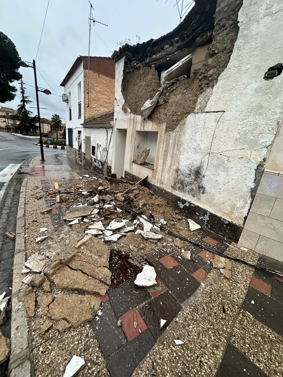 cecoarmy's tweet photo. @interiorgob En febrero mandé una solicitud para dejar en claro la situación que estaba viviendo por las lluvias de febrero, a día de hoy no tenemos respuesta, por no dormir en la calle, hemos vuelto a la casa, por favor, hagan algo, me da miedo dormir y un día que todo se caiga. https://t.co/YUS9FAP1wj