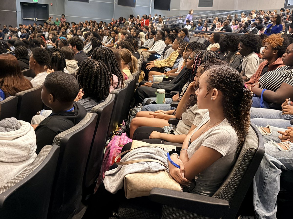 RichlandTwo's tweet photo. The energy is REAL at #TheCastle! ♥️🖤 Redhawks are back, focused, and ready to soar. Excellence isn’t accidental—it’s on purpose.😤✨ 
@WHS_Redhawks #ExcellenceOnPurpose #Back2Two
#ChampionMindset https://t.co/5dNfqngcQz
