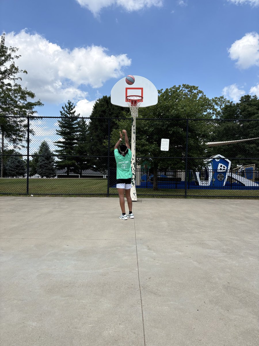 TyleeLittlejohn's tweet photo. Post work out! 🏋🏿‍♀️ 🏀 #outsidehoops #girlshooptoo🏀❤️ https://t.co/L5BPORrgzz