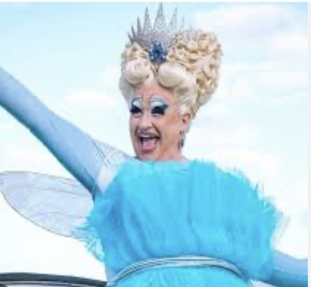 GGreets's tweet photo. I’m a bit late to #smoggiequeens but what a fantastically brilliant show this is! Genuinely hilarious and ridiculous in equal measures… and @markbenton100 is utter joy. I think he’s found his ultimate role! 👏🏻👏🏻👏🏻 https://t.co/L7D2JW4V1f