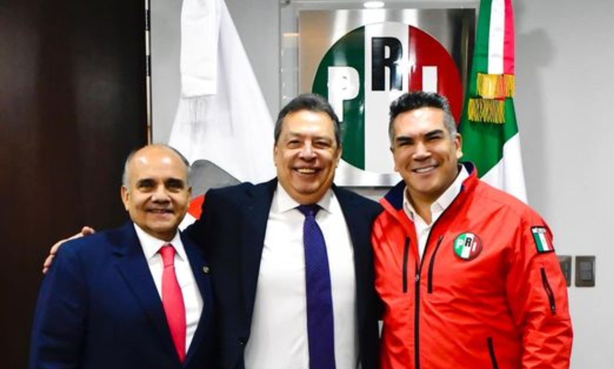 ZuritaCarpio's tweet photo. 🇲🇽 DETENIDO EL EXGOBERNADOR DE GUERRERO, ÁNGEL AGUIRRE RIVERO, POR EL CASO AYOTZINAPA

La @FGRMexico lo arrestó por su posible participación en el ocultamiento de evidencias en la desaparición de los 43 normalistas en 2014.

El nuevo modelo de investigación reabrió el caso y acreditó su presunta responsabilidad.