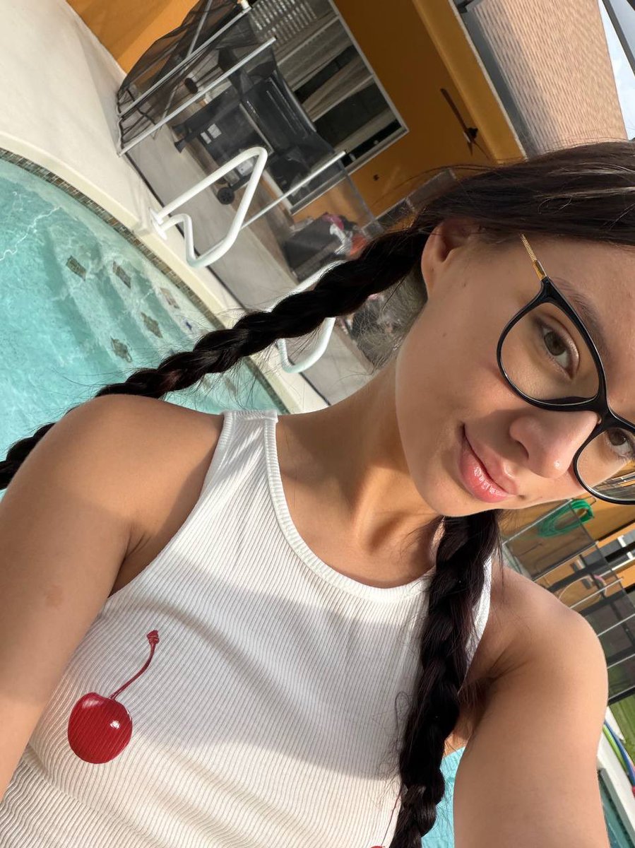 StacyTeece's tweet photo. Not so much of a pool day with this weather 😏 https://t.co/47u8FNUmJe