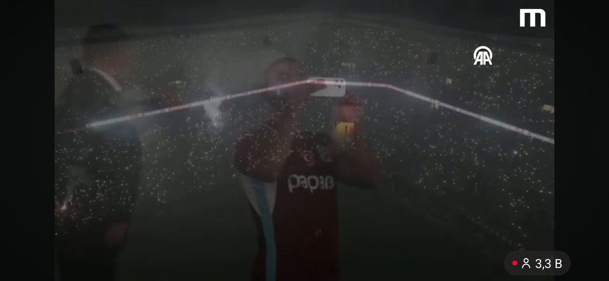 yusertem's tweet photo. Dünyanın aktif futbol oynayan en iyi oyuncusu Mohamed Salah an itibari ile çıkardı cep telefonunu Trabzonspor tribününü çekiyor. Delireceğiz vallahi billahi. https://t.co/H48EAzYVAA