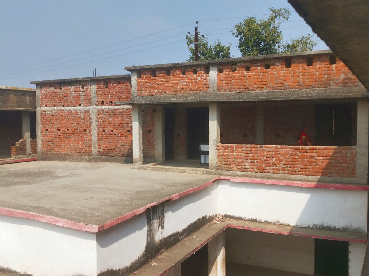 Jitendra_Palamu's tweet photo. पलामू: छतरपुर नगर पंचायत अंतर्गत वार्ड नम्बर 01 मदनपुर में राजकीय कृत उत्क्रमित मध्य विद्यालय डेढ़ दशक पहले बना यह विद्यालय भवन आज भी अधूरा है, बिना काम कराए इस भवन का पैसा निकाल कर छोड़ दिया गया। 

माननीय मुख्यमंत्री श्री @HemantSorenJMM जी,आपसे आग्रह है कृपया मामले को संज्ञान में लेने का कृपा करें 🙏 
@JharkhandCMO  @prdjharkhand @DC_Palamu @ddc_palamu @prdpalamu @Djshekhawat007