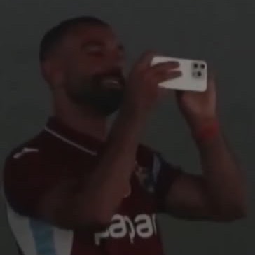 populicc's tweet photo. Salah, Trabzonspor Stadı'ndaki atmosferi yaklaşık 3 dakika boyunca kayda aldı. https://t.co/b88198dIGz