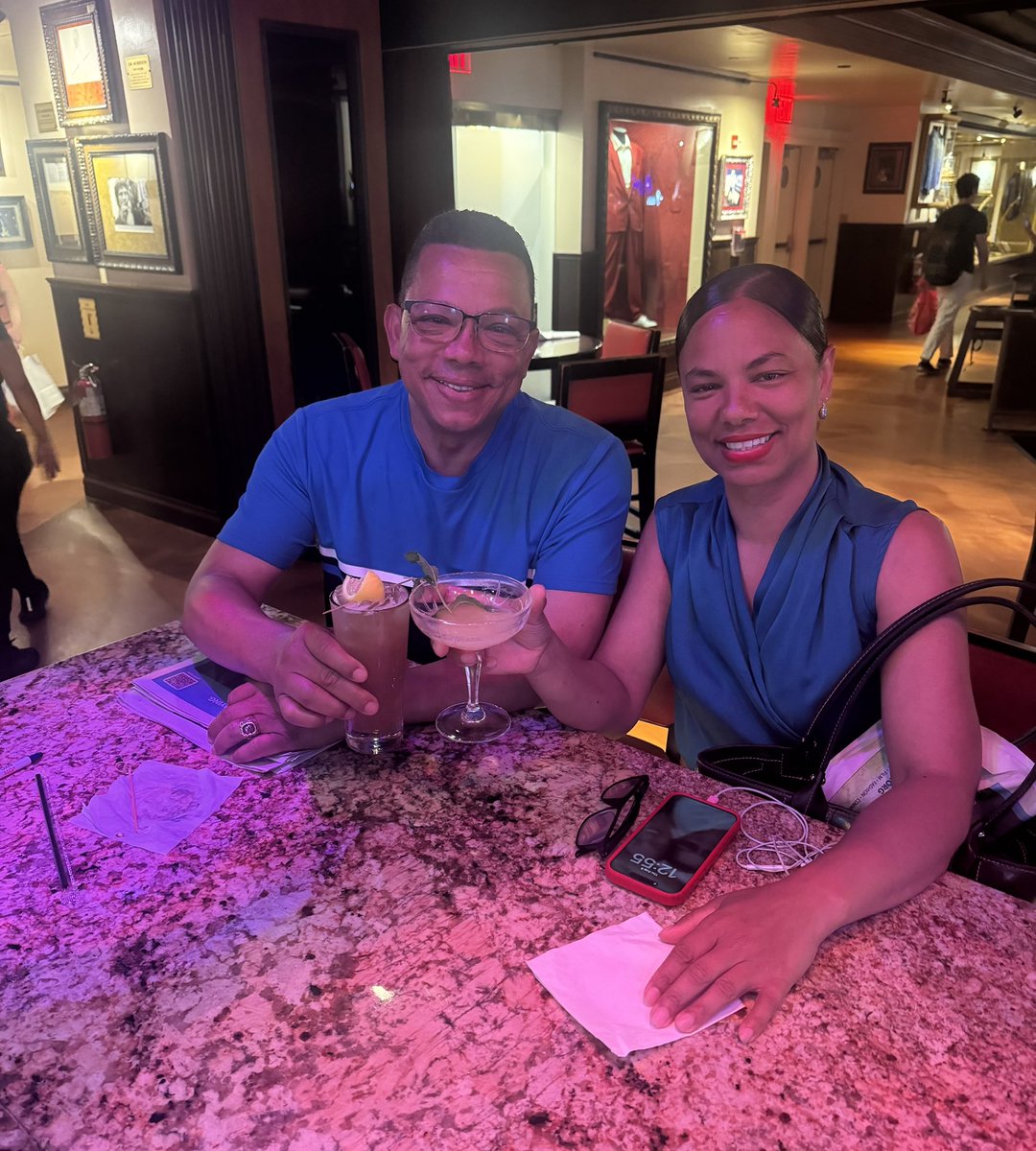 MEstrella2000's tweet photo. Disfrutando de las vacaciones, hemos decidido venir a Hard Rock Cafe, en Times Square, a disfrutar de un Lychee Martini y un Long Island Ice Tee. No bad! como dirían nuestros hermanos estadounidenses. https://t.co/fN3qvYQLqm