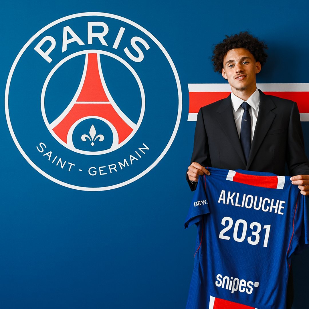 PSG_espanol's tweet photo. ¡Maghnes Akliouche se une al Paris Saint-Germain! ✍️

El Paris Saint-Germain se complace en anunciar el fichaje de Maghnes Akliouche. El mediocampista de 24 años firmó con el club hasta 2031. ❤️💙

🗞️ https://t.co/uvlDhacatP https://t.co/QgFFdk1W4N