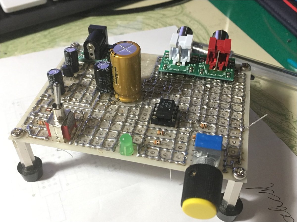 NASBY_Works's tweet photo. 8年前のおぞましい作品の写真
なんでユニバーサル基板に手はんだでメッシュ構造のベタGND組んだんですかねぇ…
大元の電源のノイズケアさえすれば音質自体は悪くはなかった https://t.co/MCu8fYp3nT
