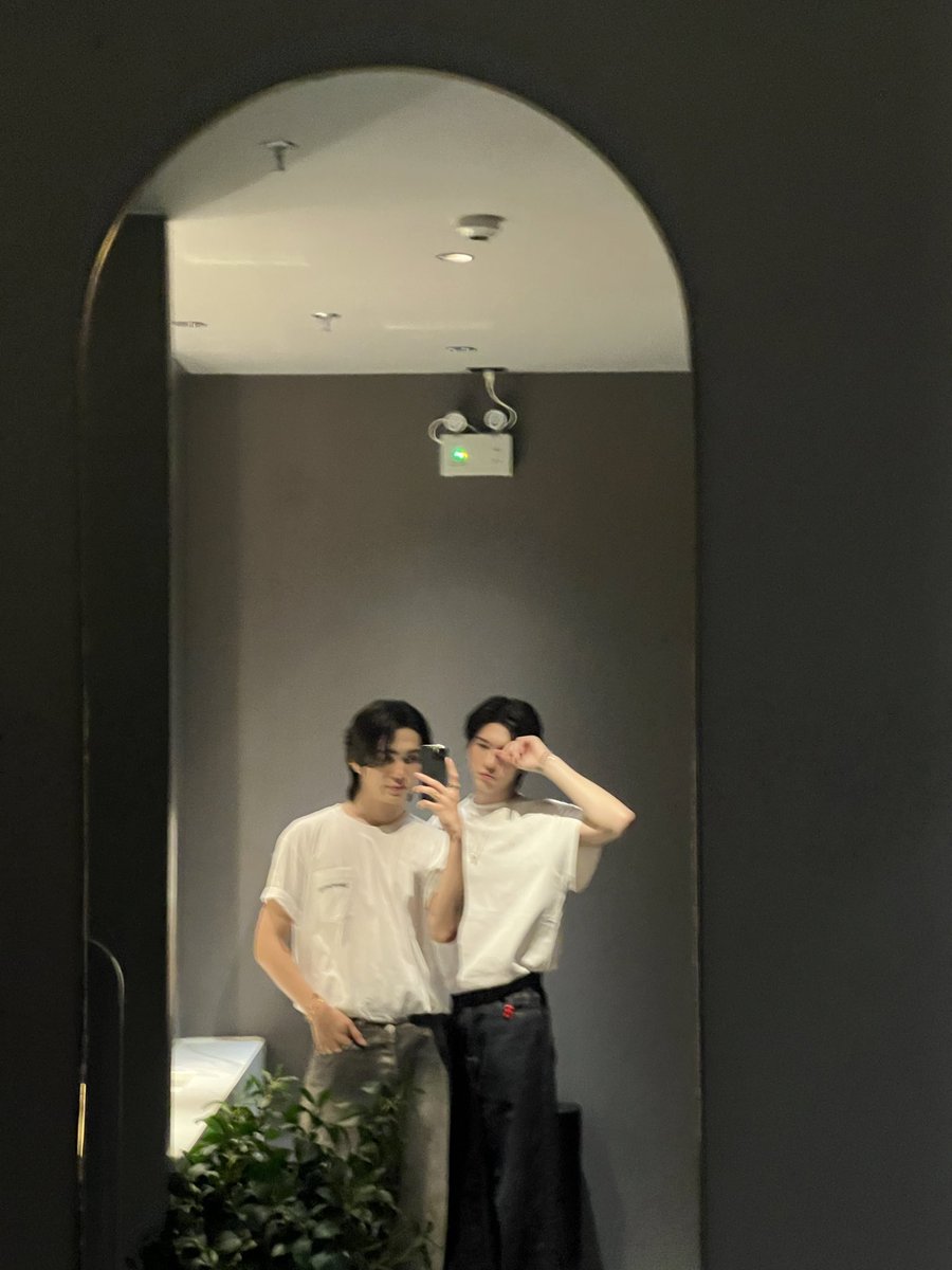 aousrc's tweet photo. sometimes i think about how boom doesnt really let anyone use his hello kitty bow clip but he let aou use it for this event and he was even showing it off to the fans like damn boom really has aou locked down on him https://t.co/GJvUa90Dlx