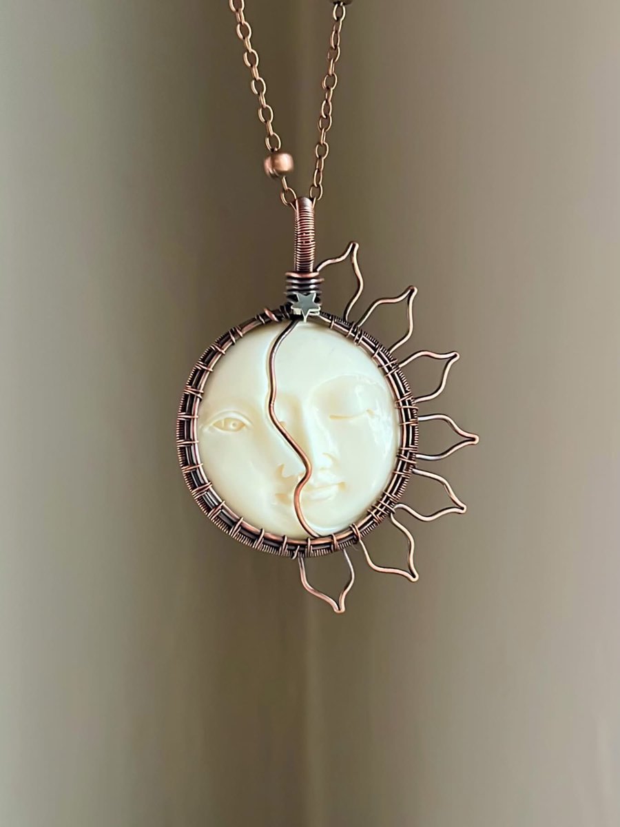 heidiswrapss's tweet photo. The moon and sun in one piece 🌜🌞 https://t.co/WbVT2LrC6M